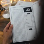 Page de suivi mensuel du Journal de Rêves avec grille de 30 jours et cases à cocher pour types de rêves incluant lucide, cauchemar, récurrent et prémonitoire