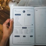 Double page du Journal de Rêves montrant les sections guidées avec types de rêves, émotions détaillées, personnages, lieux et objets pour analyser ses rêves