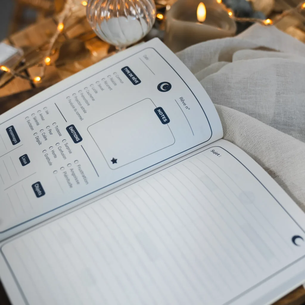 Double page du Journal de Rêves avec sections structurées pour émotions, symboles et lieux à gauche, et page lignée à droite pour écrire le récit détaillé du rêve